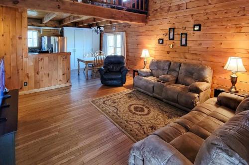 Rustic Cabin with Screened Deck 8 Mi to Dollywood in Sevierville, USA