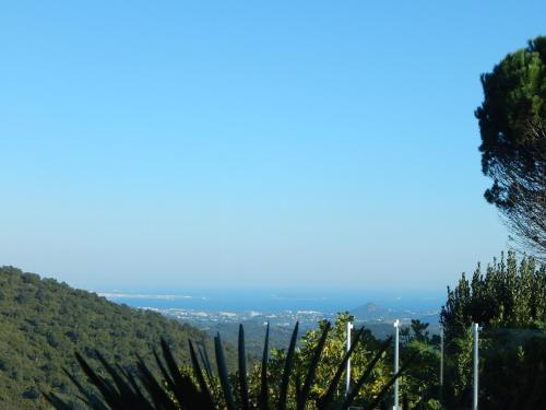 Luxury Villa, Amazing View on Cannes Bay, Close to Beach, Free Tennis Court, Bowl Game