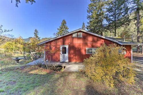 Willow Creek Hideaway with Deck, 1 Mi to River! in Willow Creek (CA)