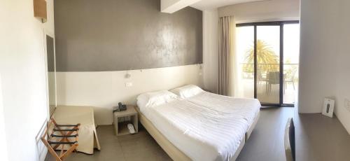 Deluxe Room image 5