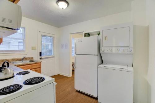 Küche, Private Gated Cottage Walk to Overton Square near Memphis Zoo