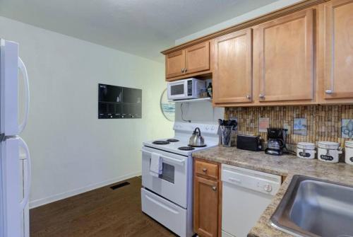 Küche, Private Gated Cottage Walk to Overton Square near Memphis Zoo