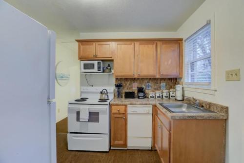 Küche, Private Gated Cottage Walk to Overton Square near Memphis Zoo