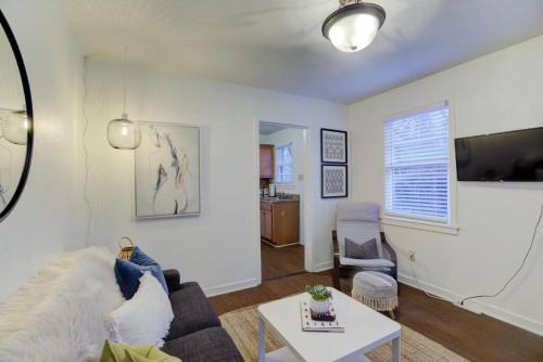 Private Gated Cottage Walk to Overton Square in Memphis, USA