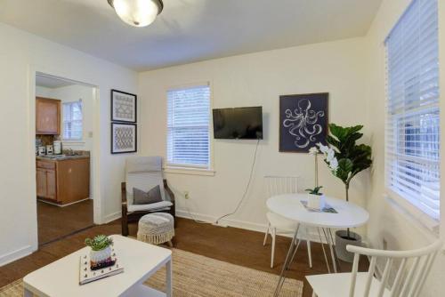 Private Gated Cottage Walk to Overton Square in Memphis, USA