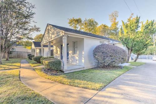 Private Gated Cottage Walk to Overton Square in Memphis, USA