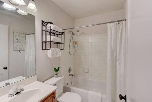 Badkamer, Walk to the Best of Midtown Charming Cottage near Memphis Zoo