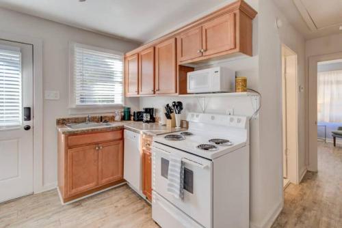 keuken, Walk to the Best of Midtown Charming Cottage near Memphis Zoo