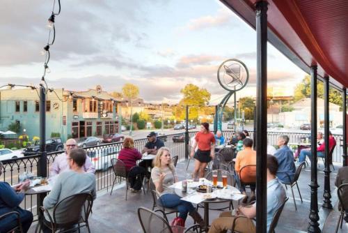 Étterem, Walk to the Best of Midtown Charming Cottage near Memphis Zoo