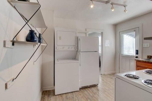 keuken, Walk to the Best of Midtown Charming Cottage near Memphis Zoo