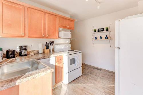 keuken, Walk to the Best of Midtown Charming Cottage near Memphis Zoo