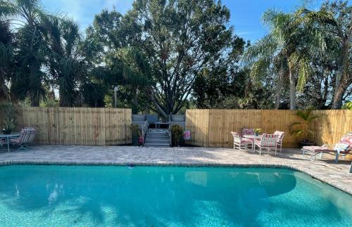 Pool Home - Close to Everything in Palmetto