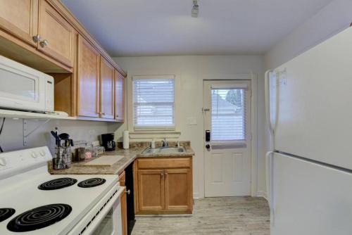 Konyha, Gated Retreat Steps from Midtown's Best Parking near Memphis Zoo