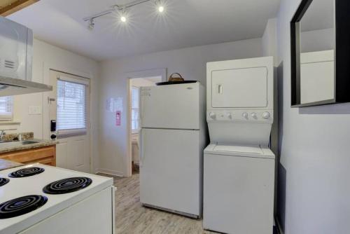 Konyha, Gated Retreat Steps from Midtown's Best Parking near Memphis Zoo