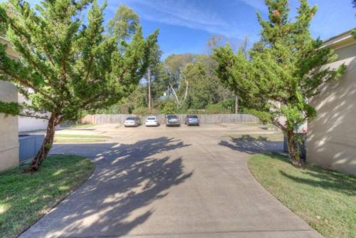 Létesítmények, Gated Retreat Steps from Midtown's Best Parking near Memphis Zoo