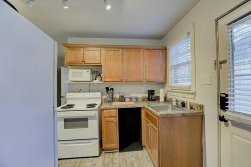 Konyha, Gated Retreat Steps from Midtown's Best Parking near Memphis Zoo