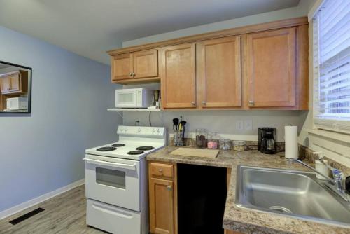 Konyha, Gated Retreat Steps from Midtown's Best Parking near Memphis Zoo