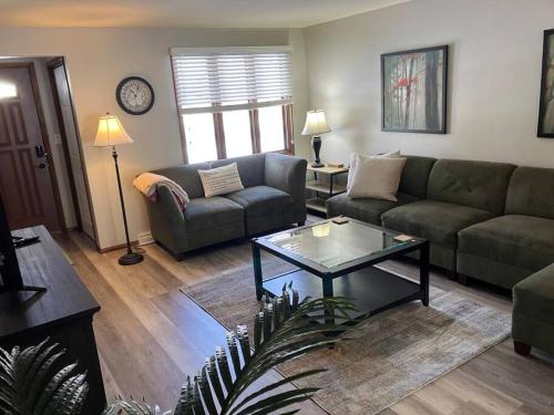 Maricopa Rest - 2BR 1BA side x side Oshkosh Duplex - Super Location! - Apartment - Oshkosh