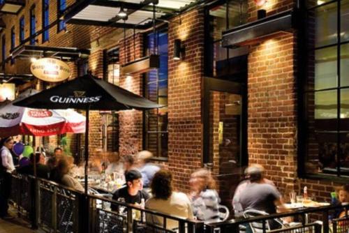 Étterem, Marvelous Midtown Stay with a Modern Twist in Belváros