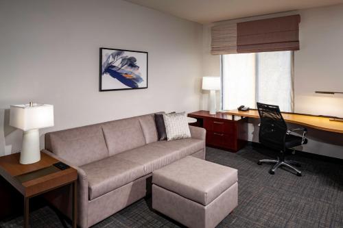 2 queen beds, 1 sofa bed