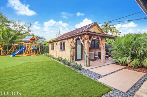 TropiCasa Paradise Near Beach-Downtown with Heated pool Mini Golf & BBQ L22 in Miami, USA