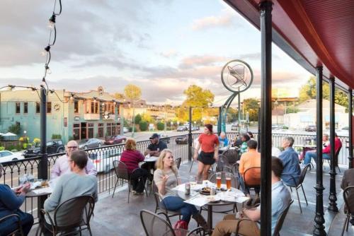 Restaurant, Gated Cottage Community! Ideal Midtown Spot near Memphis Zoo