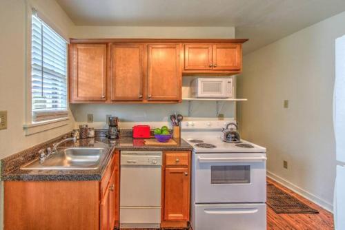 keuken, Gated Cottage Community! Ideal Midtown Spot near Memphis Zoo