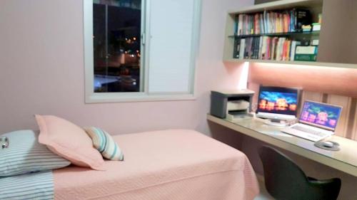 Quarto HOME OFFICE no CENTRO com Cama Box de solteiro - WIFI - TV - banheiro - Sala de Estar e cozinha - Apto compartilhado com Anfitriões experientes em hospedar - Superhost no BnB 5 estrelas photo 1