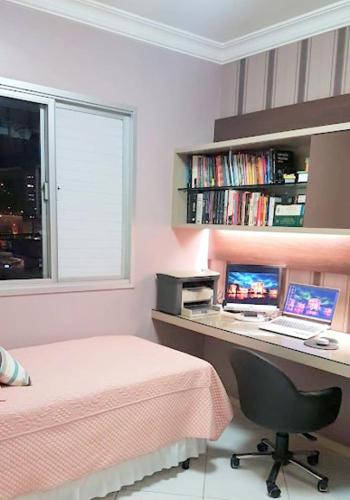 Quarto HOME OFFICE no CENTRO com Cama Box de solteiro - WIFI - TV - banheiro - Sala de Estar e cozinha - Apto compartilhado com Anfitriões experientes em hospedar - Superhost no BnB 5 estrelas photo 2