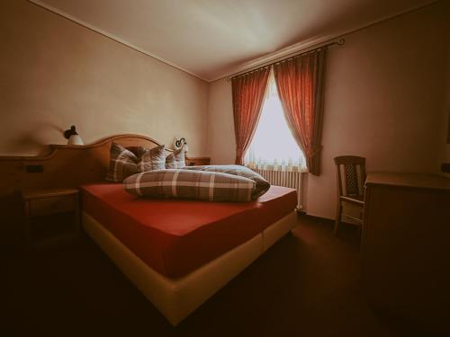2 twin beds, 1 sofa bed
