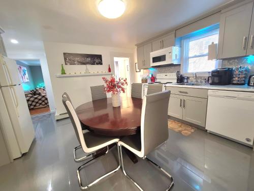Kitchen, 2 Bedrooms free parking South of Boston Quincy - Park view in Quincy (MA)