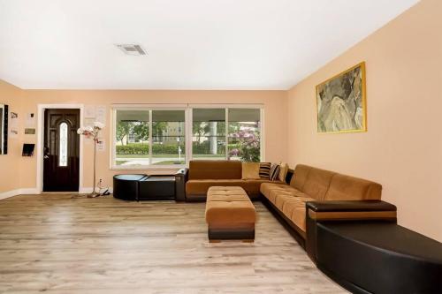 Tranquil Retreat with HEATED POOL Minutes to the Beach in Dania Beach, USA
