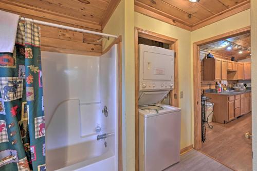 Bear Den Cabin with Hot Tub 4Mi to Nantahala River - image 11