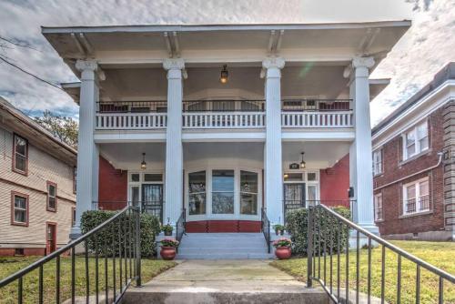 Splendid Colonial in Midtown with Parking in Memphis, USA
