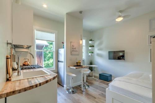 Miraculously Modern in a Vintage Shell Midtown in Memphis, USA