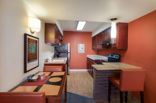 2 bedrooms, 3 beds