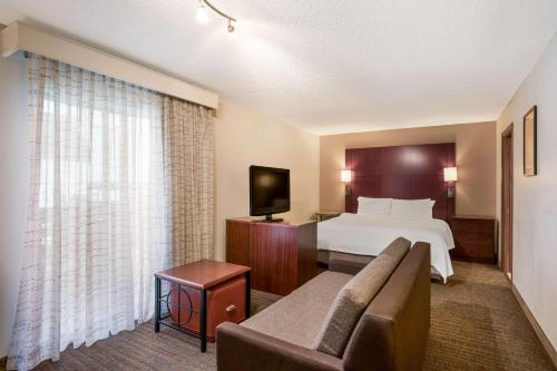 1 king bed, 1 sofa bed