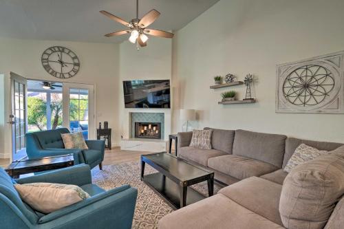 Luxe Scottsdale Abode with Outdoor Oasis 2Mi to Golf - image 11