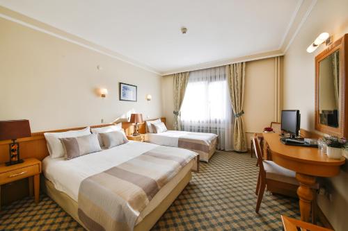 1 queen bed, 1 twin bed
