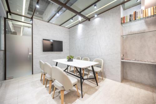 Business center, Hotel Bonza near Weiweijia