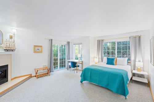 Cannon beach vibes, steps to the beach,WIFI,3 full bedroom en suites with 3 fireplaces,Near Downtown thumb 4