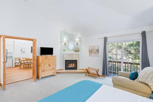 Cannon beach vibes, steps to the beach,WIFI,3 full bedroom en suites with 3 fireplaces,Near Downtown