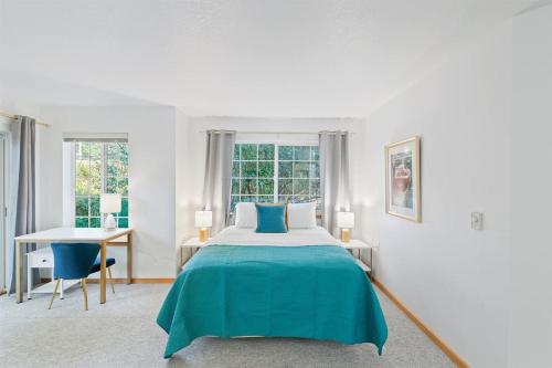 Cannon beach vibes, steps to the beach,WIFI,3 full bedroom en suites with 3 fireplaces,Near Downtown detail