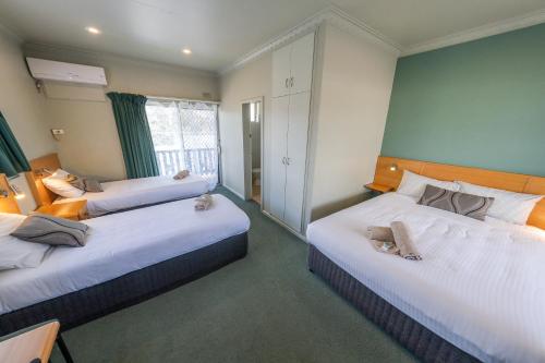 ฮาล์ฟเวย์ โมเต็ล (Halfway Motel) in อีเดน