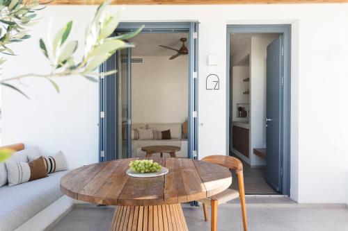 ระเบียง/ชานเรือน, Phos Milos in พอลโลเนีย