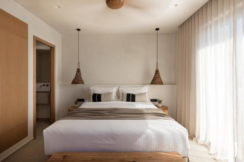 Phos Milos in พอลโลเนีย