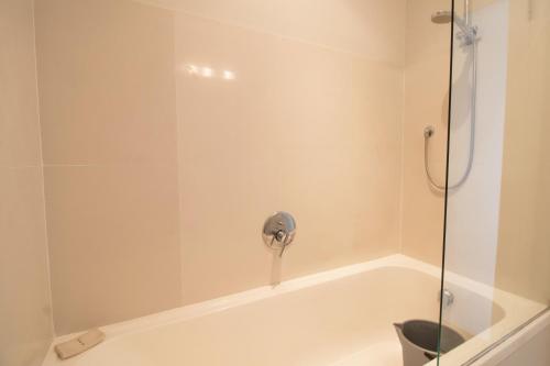 Lovely one bedroom open plan apartment - image 4