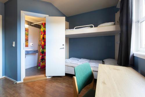 3 twin beds