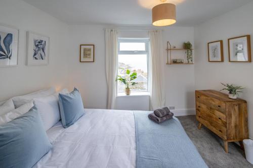 Bright & beautiful 4 bedroom house with sea views, Portland (photo 10)