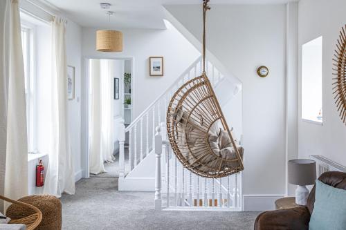 Bright & beautiful 4 bedroom house with sea views, Portland (photo 4)